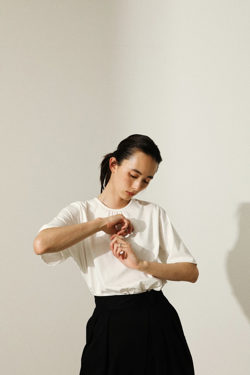 バックオープンTシャツ
