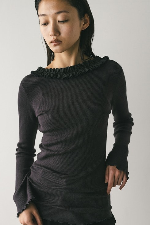 バックオープンフリルニットトップ