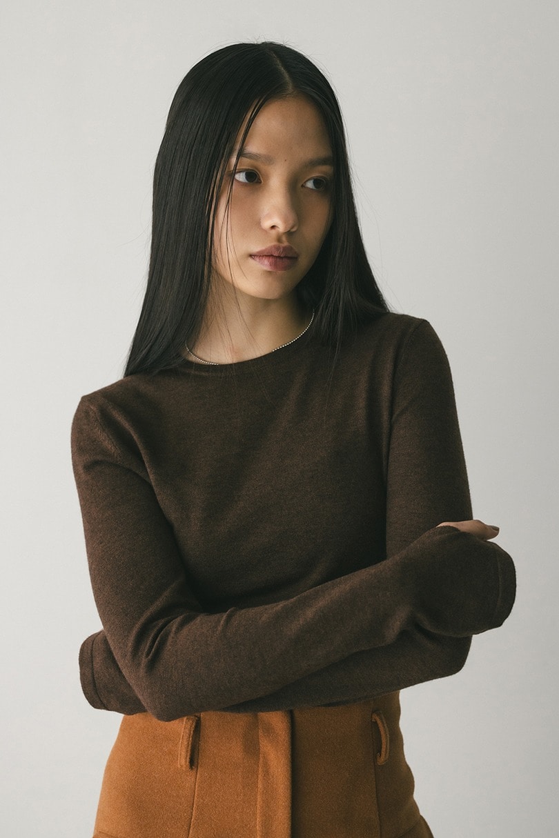 フィンガーホールクルーネックニット