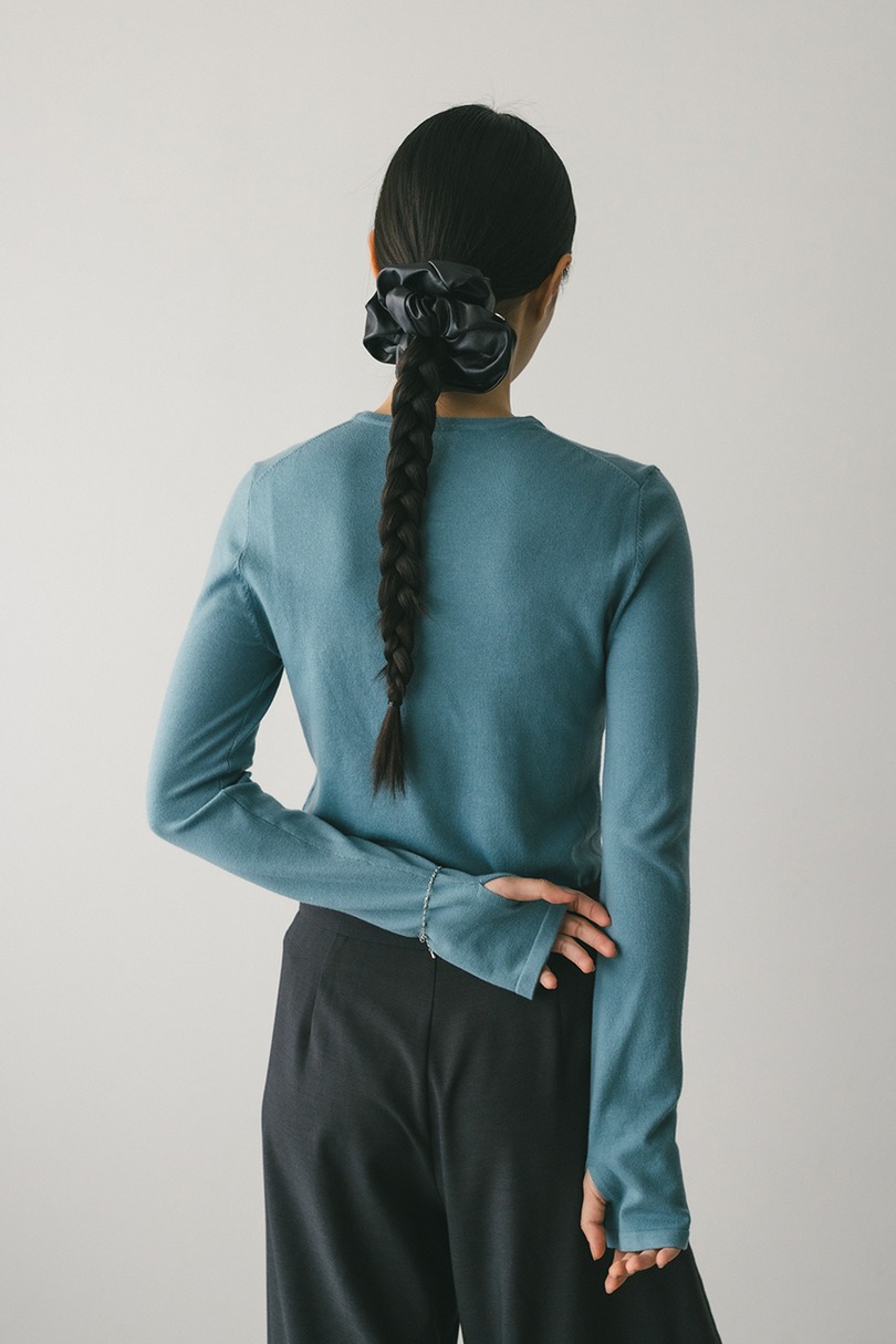 フィンガーホールクルーネックニット