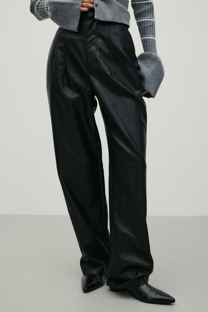 フェイクレザーストレートパンツ