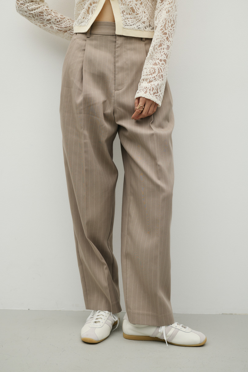 ストレートタックパンツ