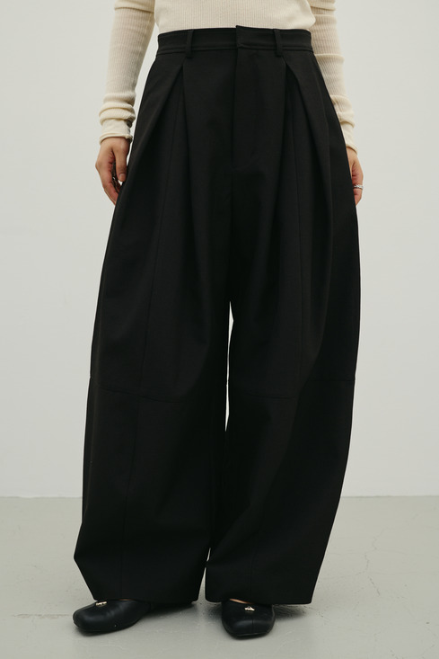 タックフォルムパンツ