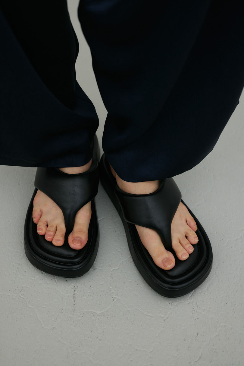 プラットフォームトングサンダル