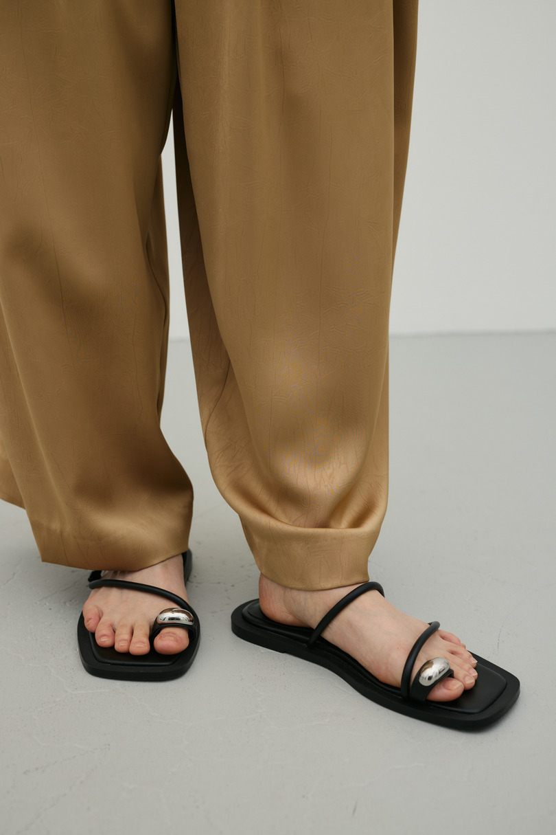 メタルモチーフフラットサンダル