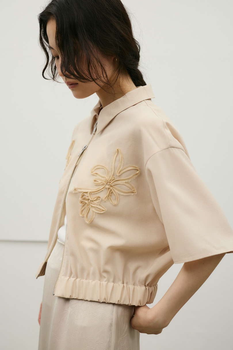 フラワーエンブロイダリージップシャツ