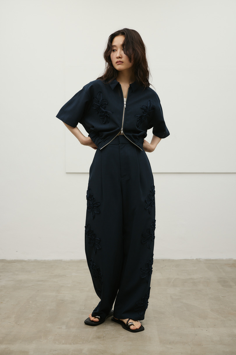 フラワーエンブロイダリージップシャツ