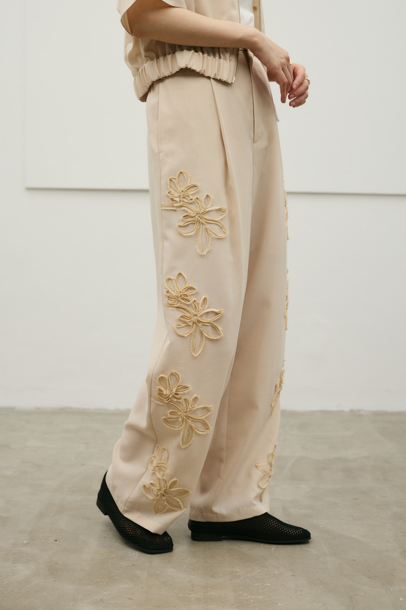 フラワーエンブロイダリータックパンツ
