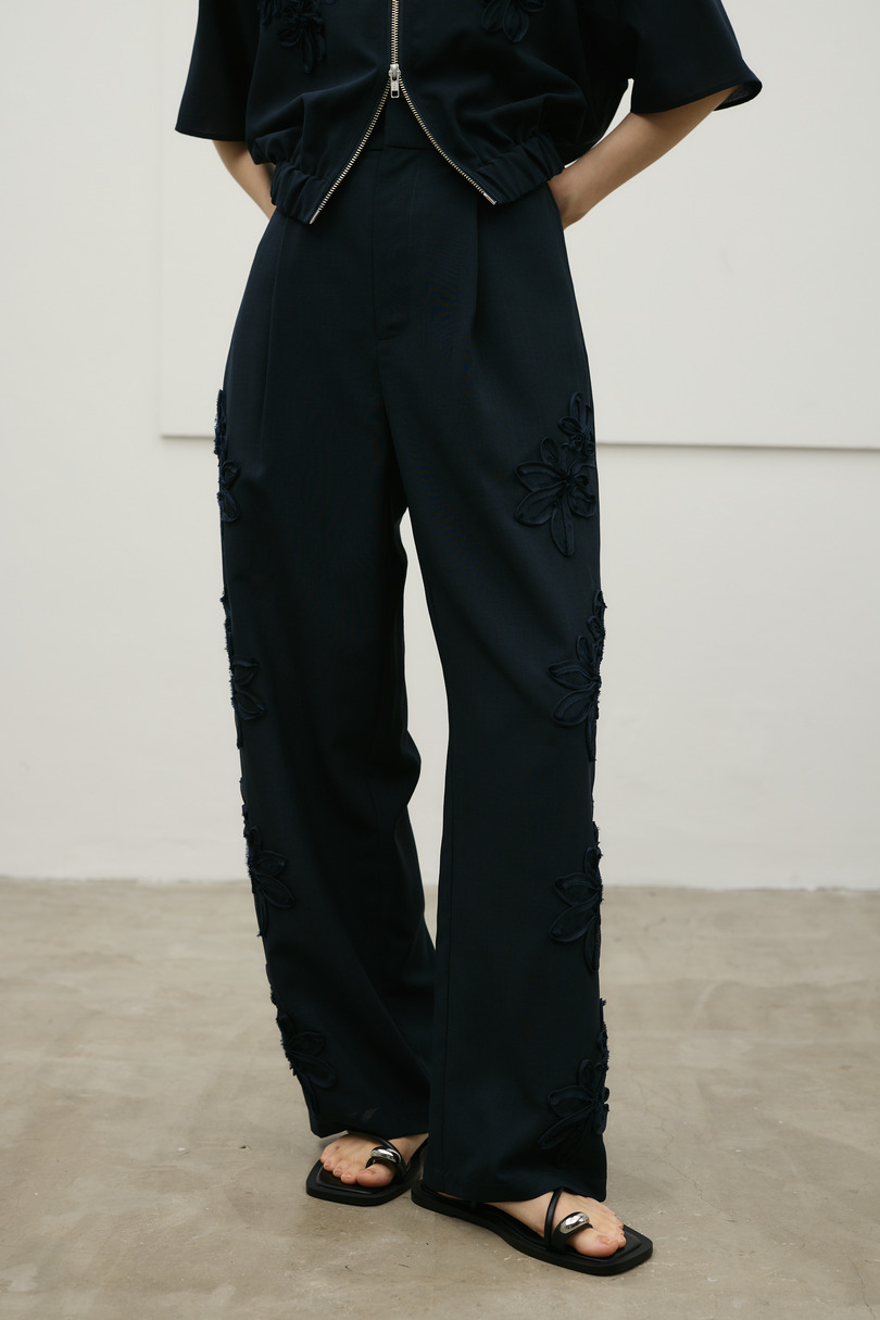 フラワーエンブロイダリータックパンツ
