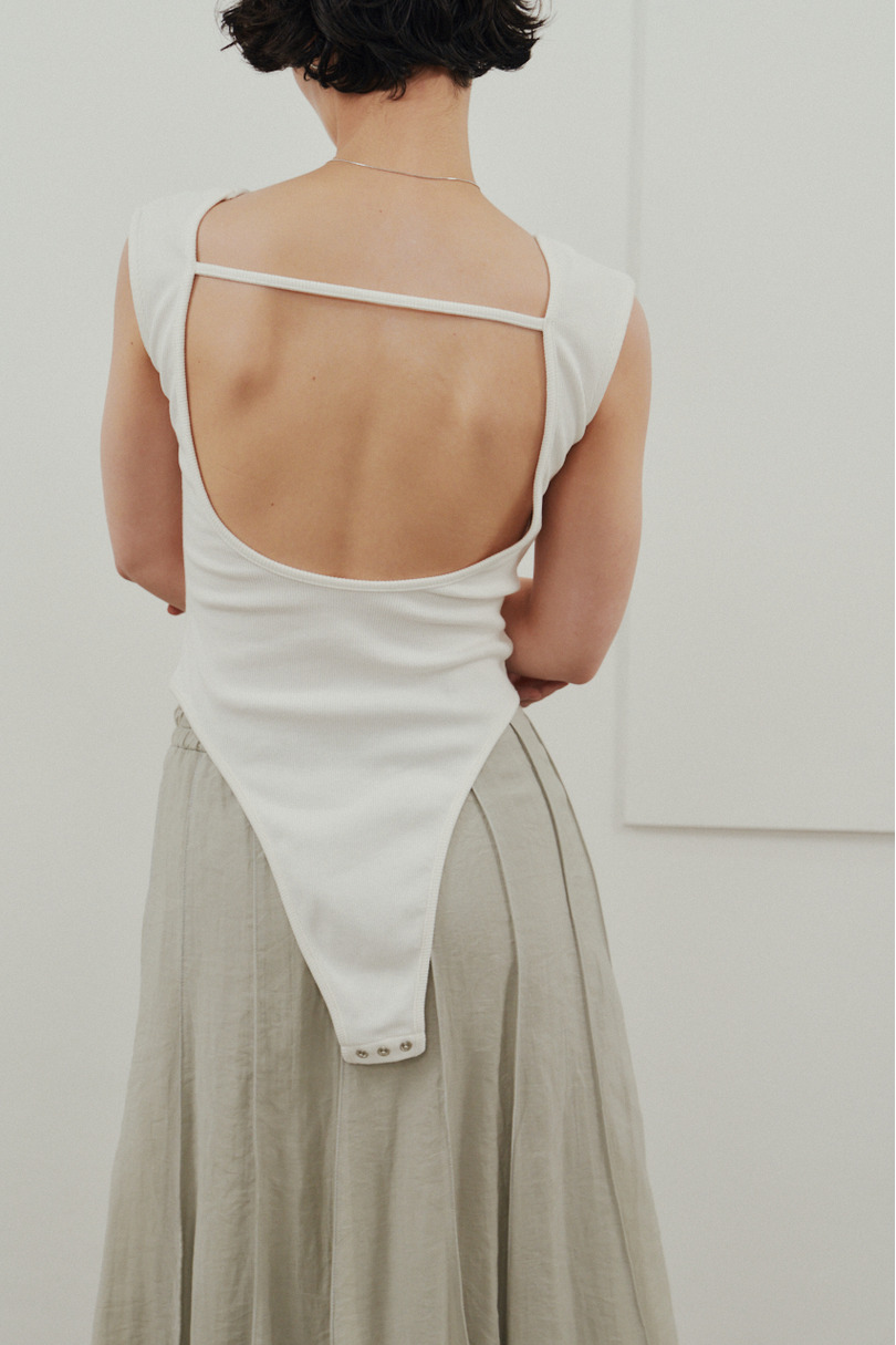 バックオープンボディスーツ