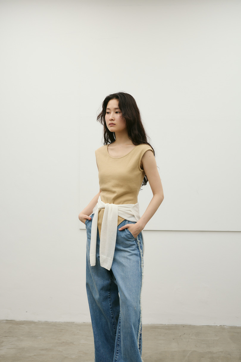 バックオープンボディスーツ