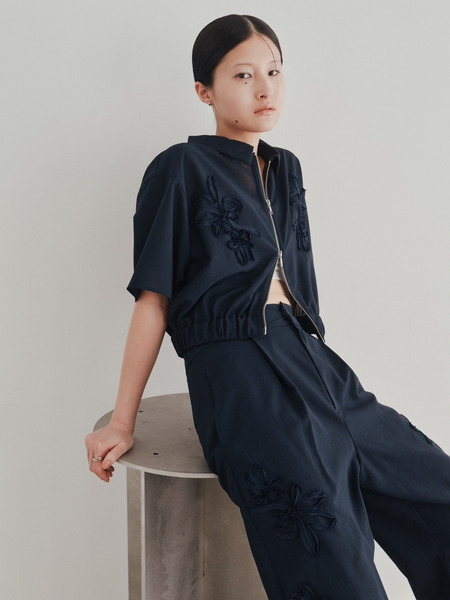 フラワーエンブロイダリージップシャツ